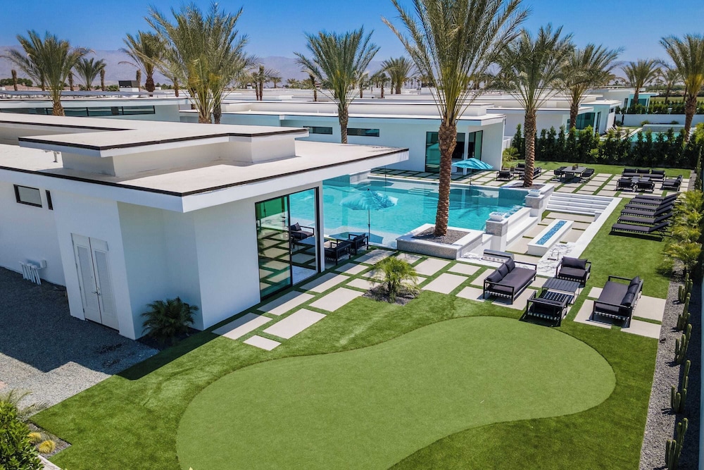 Sleeps 26 Pool, Hot Tub, Pickleball & Putting Green Bravo Villa #12 by Avantstay