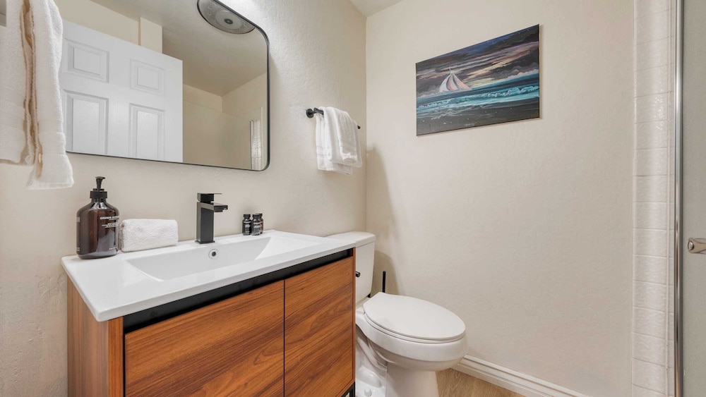 Crystal Pines Cozy Lake Tahoe Escape With Fully Equipped Kitchen and Balcony Views