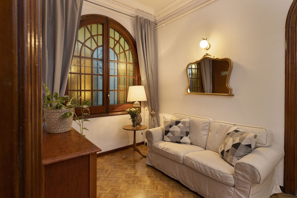 Ally's Guest House Barcelona B&B