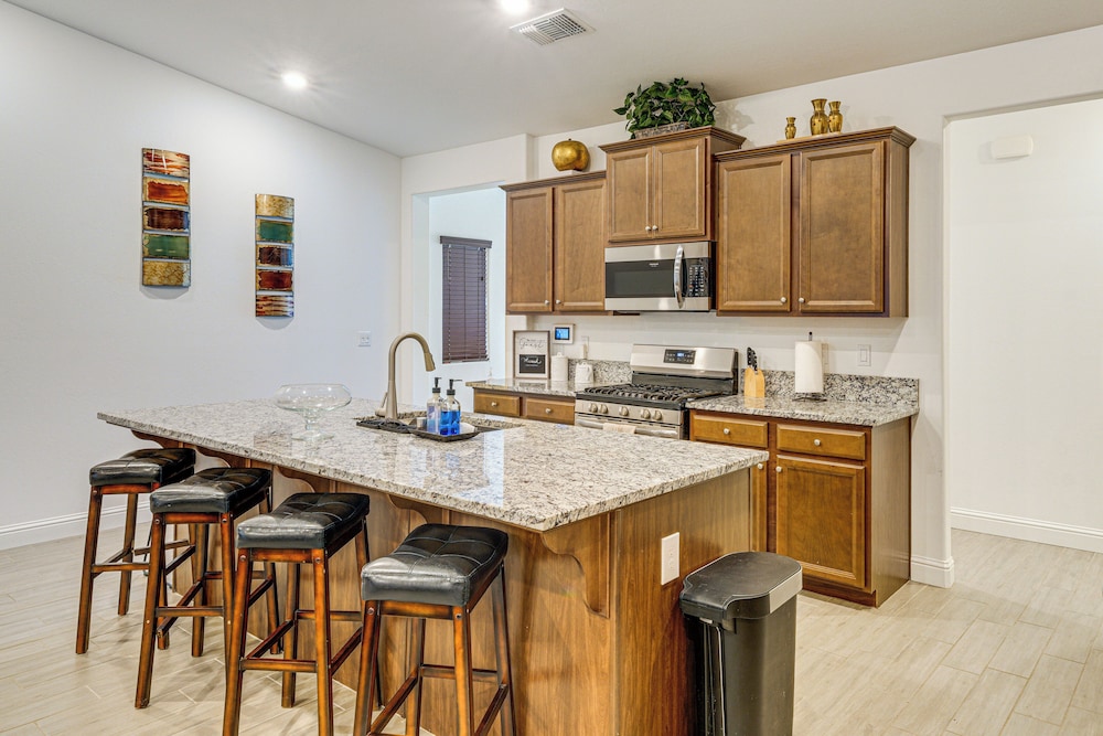 9 Mi to Dtwn Bakersfield: Pet-friendly Home