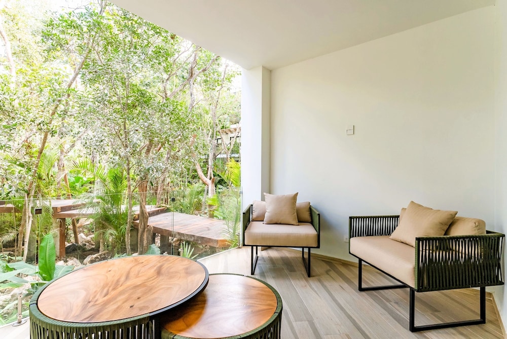 Anana Yaaxlum 105 S Oasis Pool and Jacuzzi