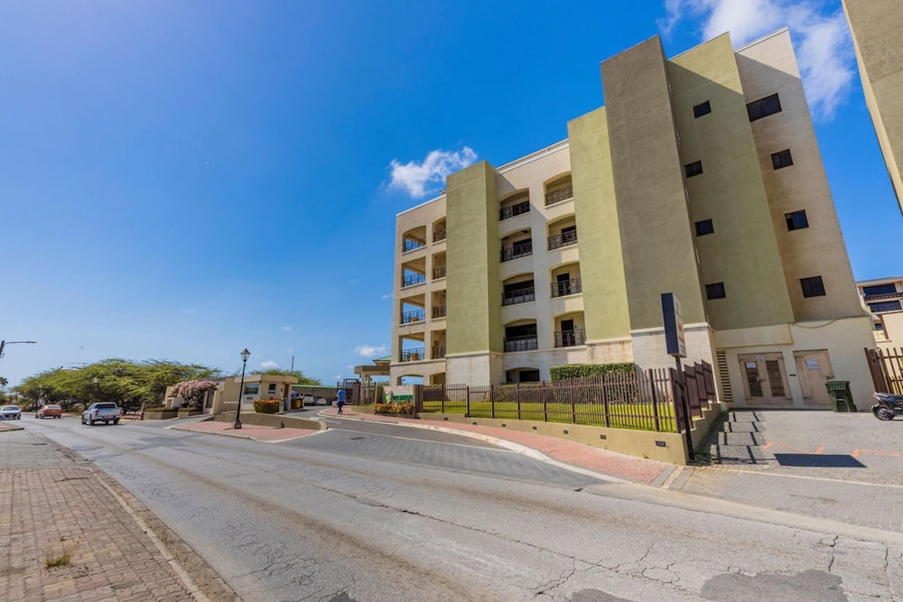 Luxury 1BR Condo Great Location Amenities