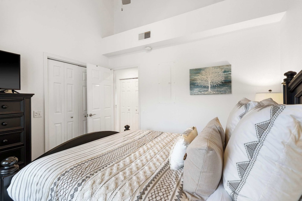 Vacay Getaway - Condo for 8