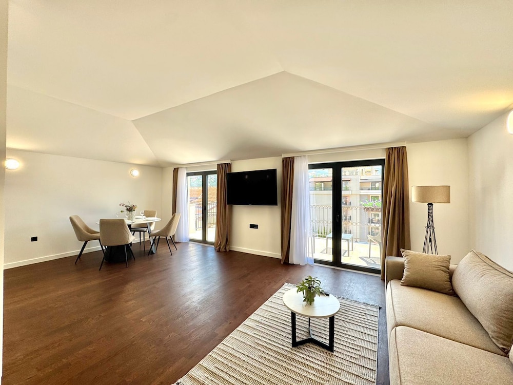 Sunny Bay Apartments