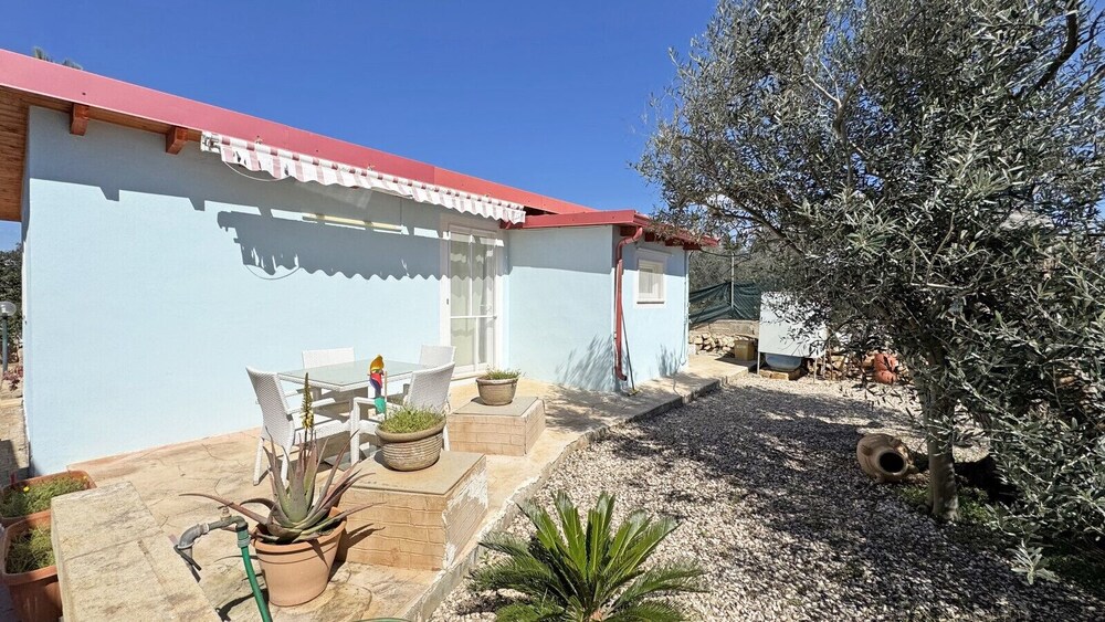 Villa Ulivo Sleeps 7 Garden Close to the sea