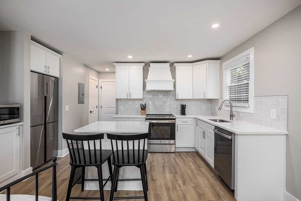 The Nomad: 4 1brs, 2 Studios 24-guest Retreat