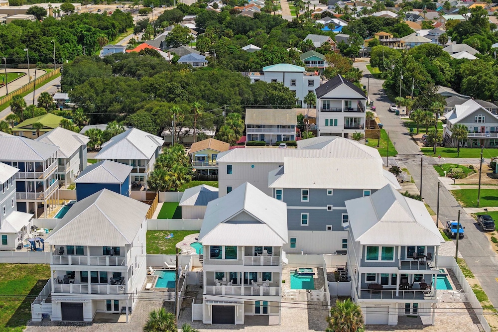 Gulf Views, Pool, Rooftop Lounge & Private Beach Heavenly Day by Avantstay