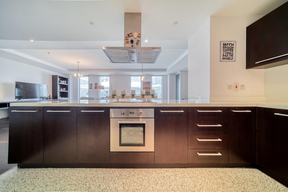 Sleek and Convenient 1BR Apt in Difc