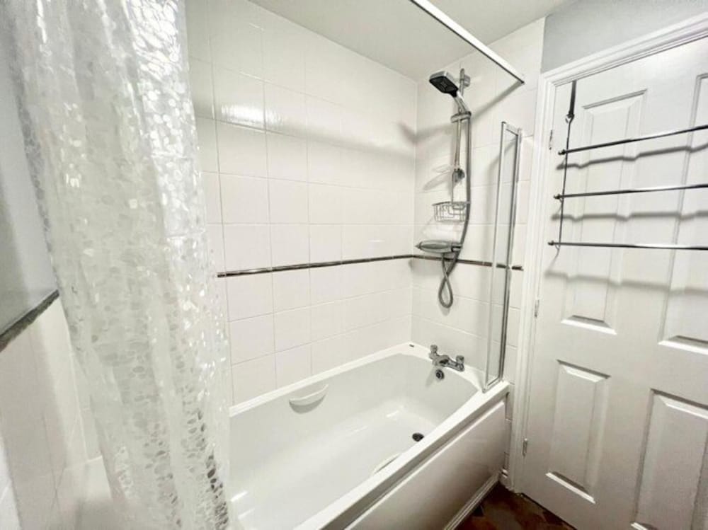 Quiet 2bedroom Home-garden-parking-family Friendly