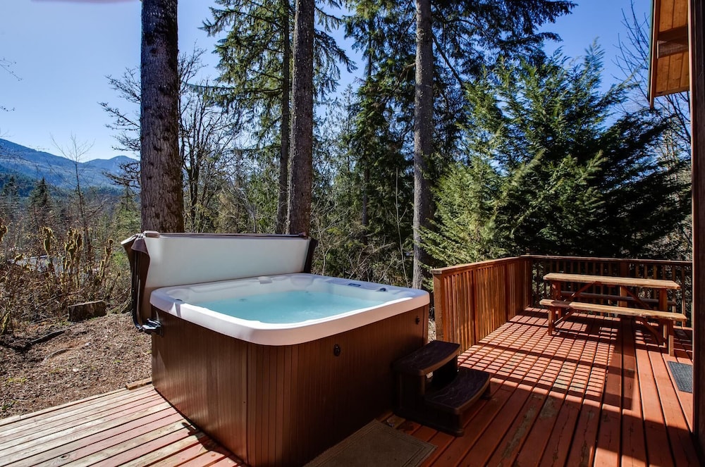 44mbr - Hot Tub- Pets Ok - Wifi - Bbq - Sleeps 8 2 Bedroom Home by RedAwning