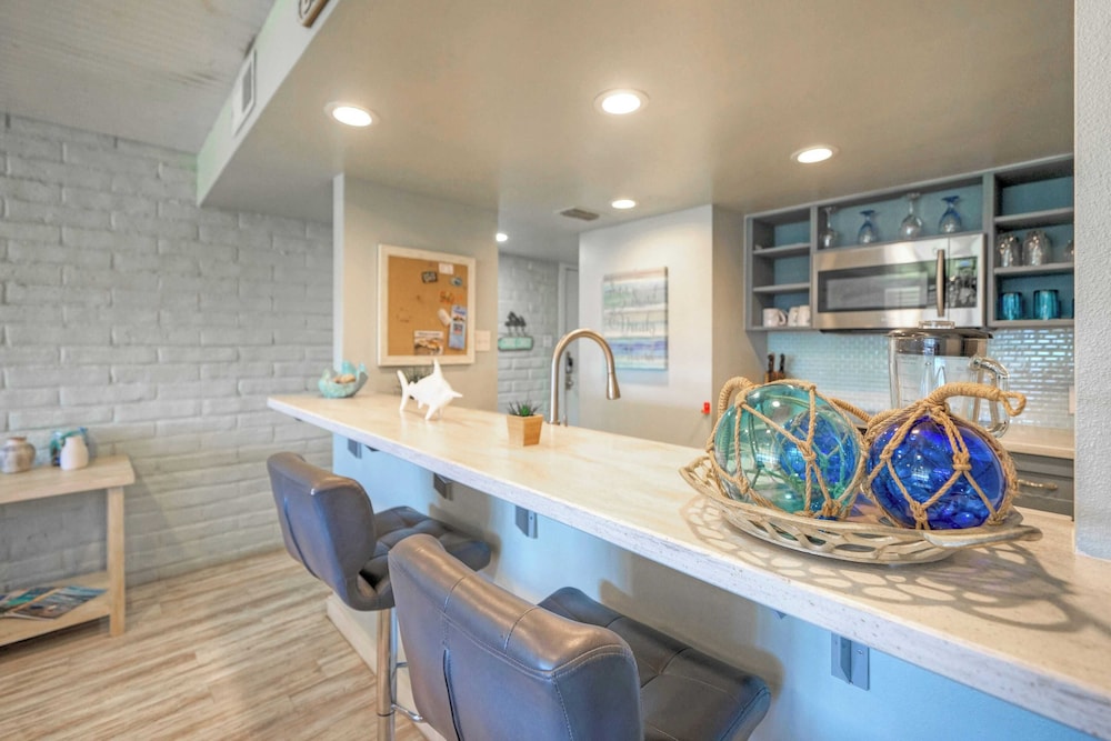 Sleeps 20 3 Condos w/ Beach Access, Pool, Tennis Courts Sea Sands Complex