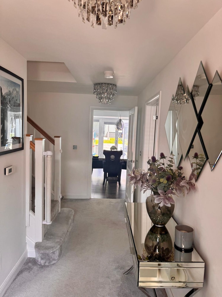 Luxurious Majestic 4 Bedroom- Free Parking