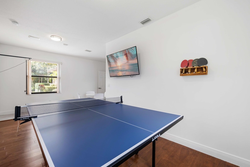 Grand 6BR Plantation Estate w/ Tennis & Pool