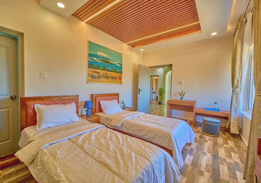 Vihani's Western Clouds by VOYE HOMES