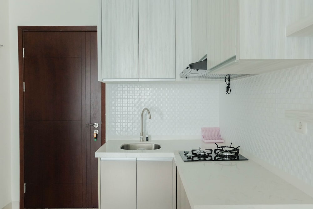 Modern Look 1BR at Brooklyn Alam Sutera Apartment view 5