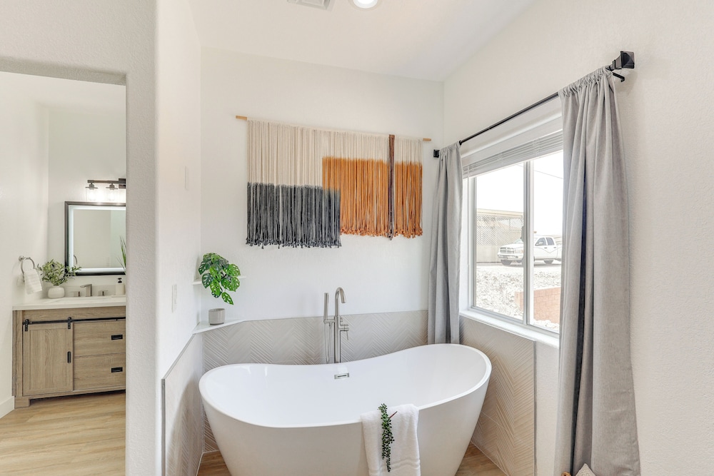 Poolside Relaxation: Group-friendly Home in Havasu
