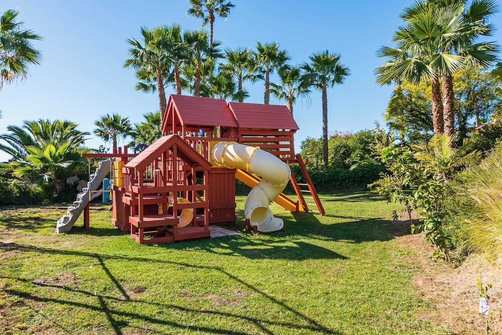 Resort-style Estate w/ Pool, Game Room & Tennis Court Near Wineries The Tennis Ranch by Avantstay