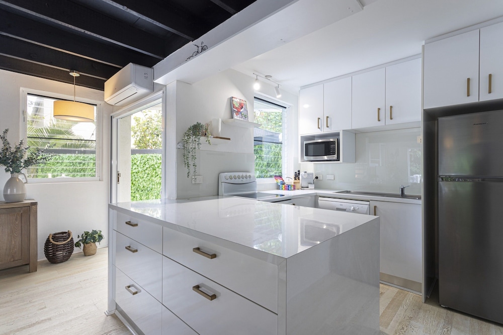 Beachside 2-bed House With Pool, Courtyard & BBQ