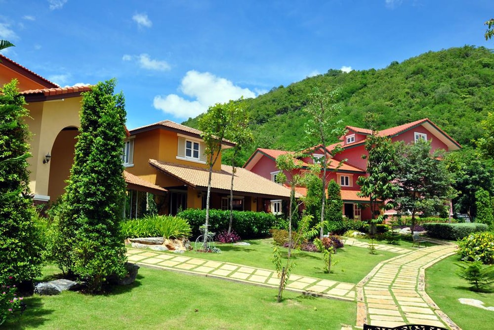 Hotel Palazzo Pavone Gallery & Resort - Image 1