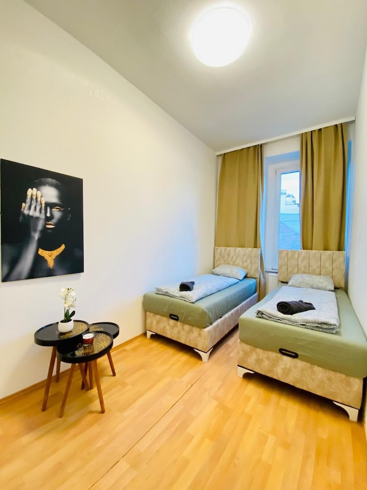 5 Bedroom Apartment near Schonbrunn