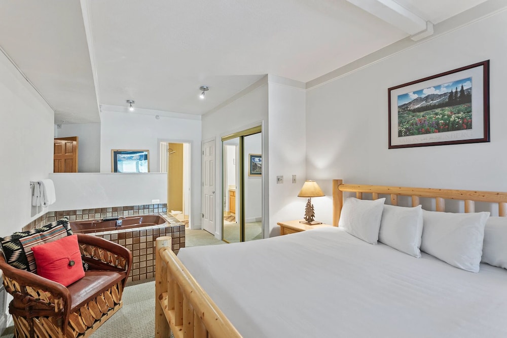 Powder Run at Deer Valley Resort - Two Bedroom Condo with Hot Tub #A12 2 Condo