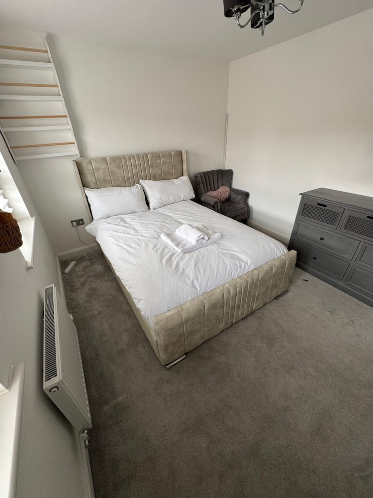 Luxurious Majestic 4 Bedroom- Free Parking