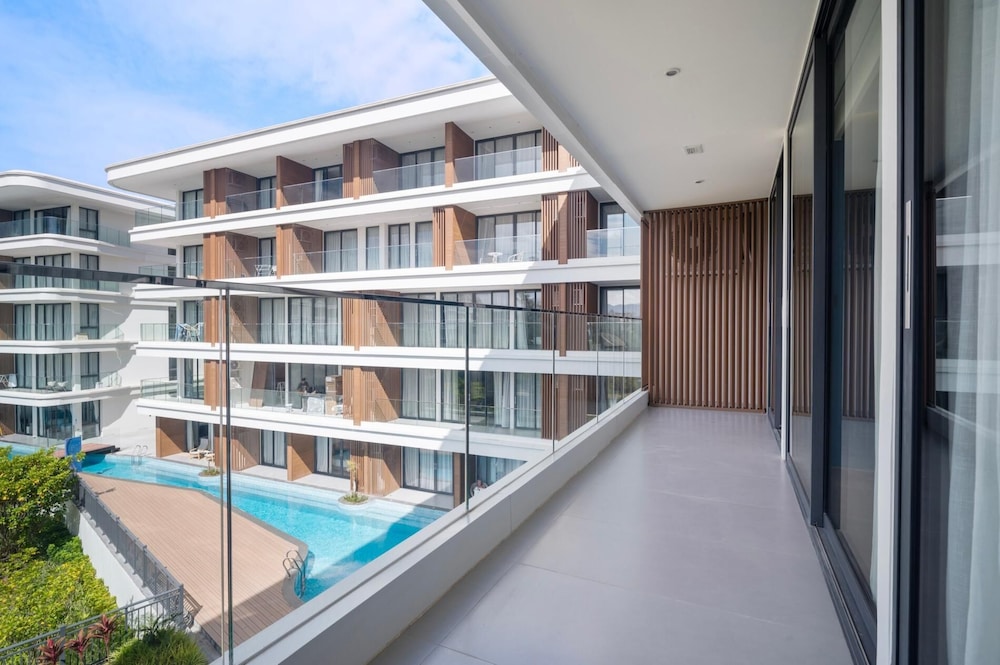 Premier Kora 3-bedroom Apartment E333 Beachfront