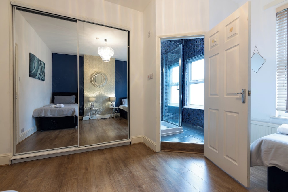 Salford City Oasis - Spacious 4 Bedroom House view 3