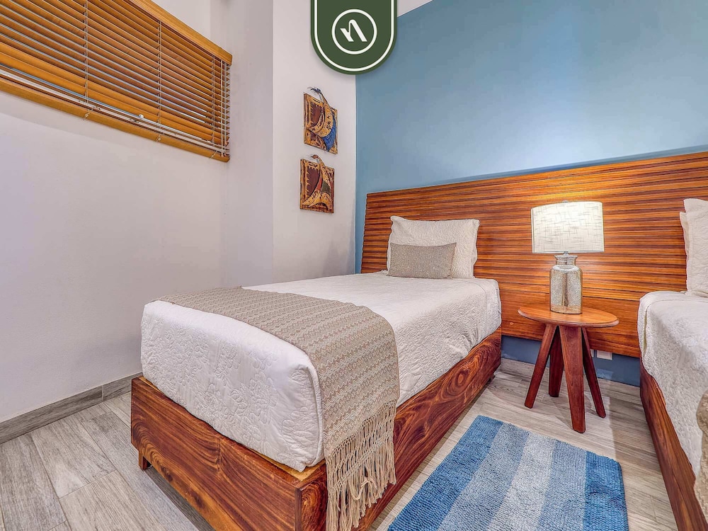 Luxury 4 BR Condo - Private Beachfront Deck With Pool