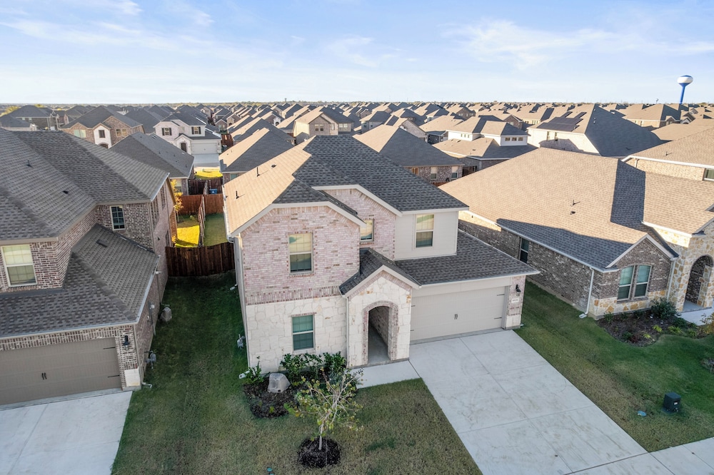 Luxurious 4-Bed Home in Aubrey TX