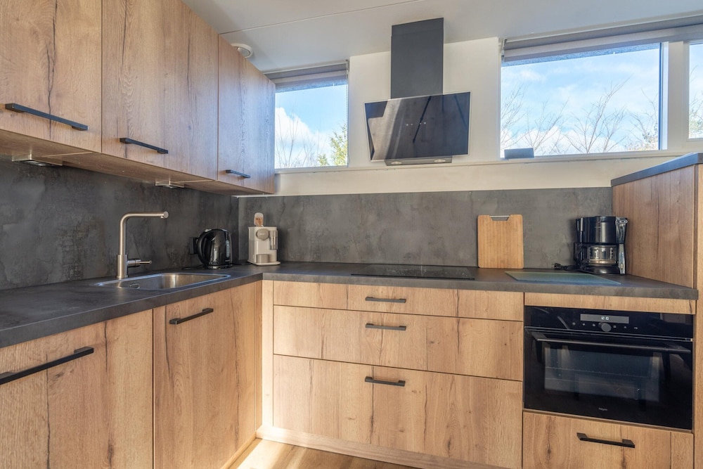 Tastefully Furnished Detached Bungalow for 5 People