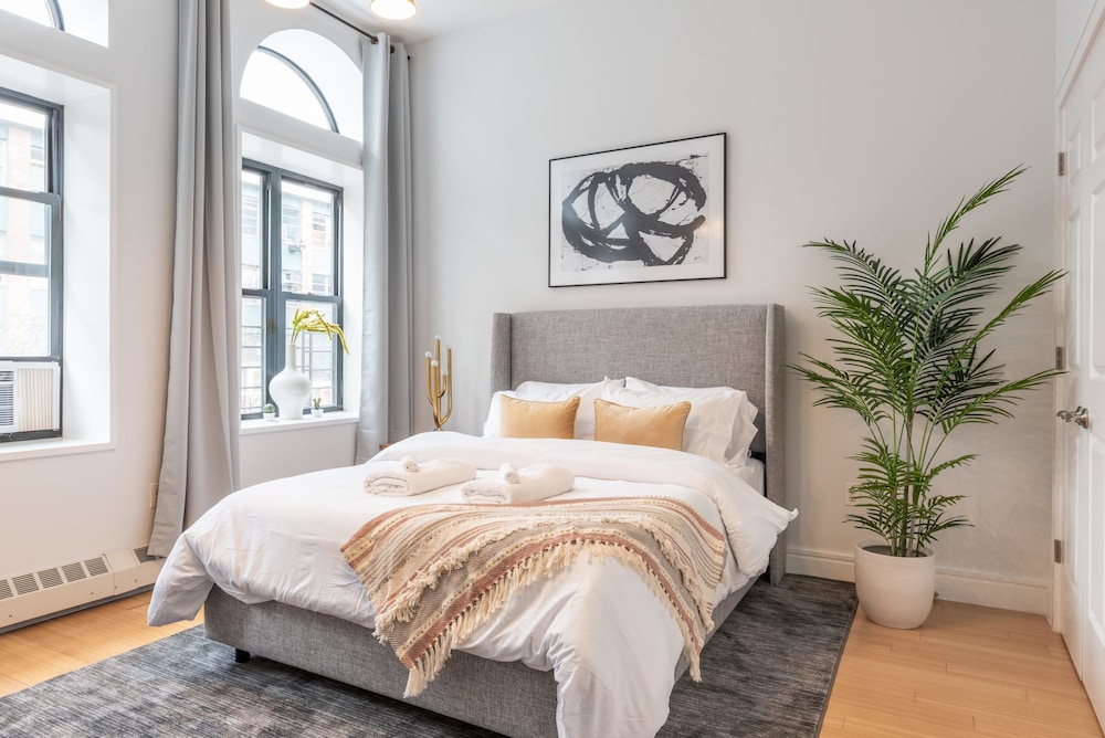 Cypress Court I by Rove Travel 2BR Harlem Apt