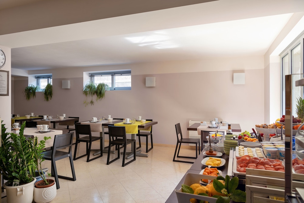 Vialeromadodici Rooms & Apartments