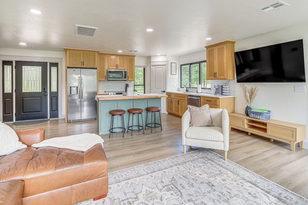 Family Fun! Lake Eufaula Home w/ Wraparound Deck