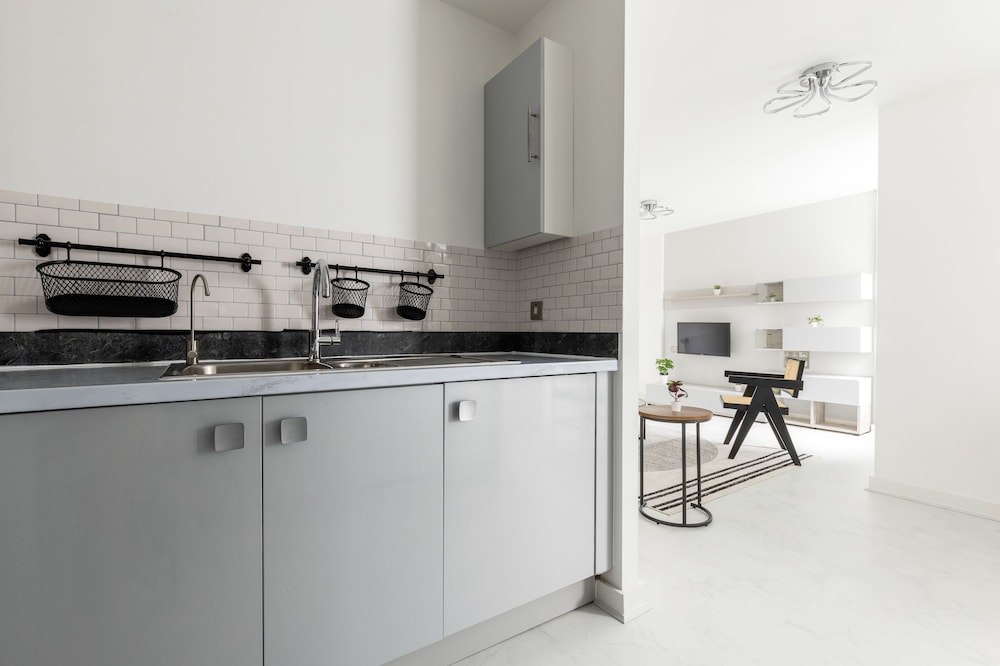 Luminous 2 Bed Balcony Flat in Islington