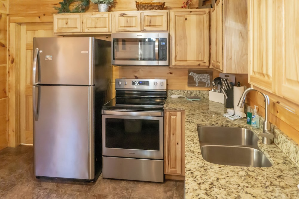 2 BR Pigeon Forge Home w/ Porch & Hot Tub