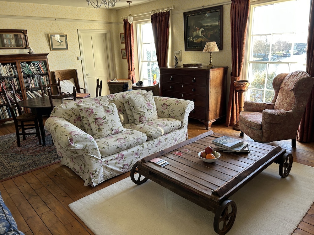 Peacocks Tearoom and Fine B&B
