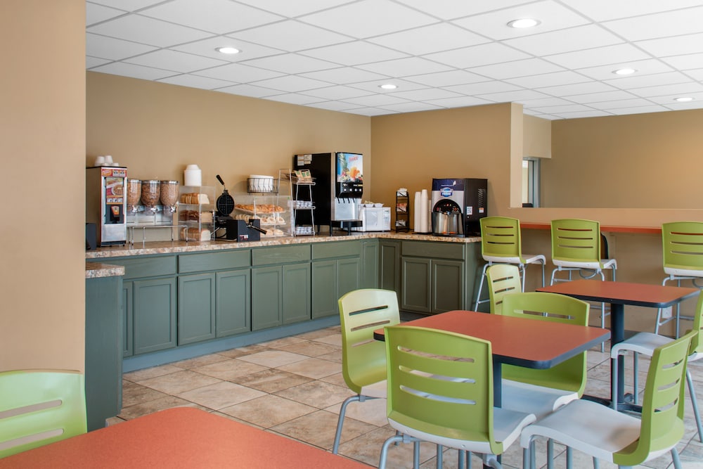 Binghamton Vacations - Econo Lodge Inn And Suites - Property Image 7