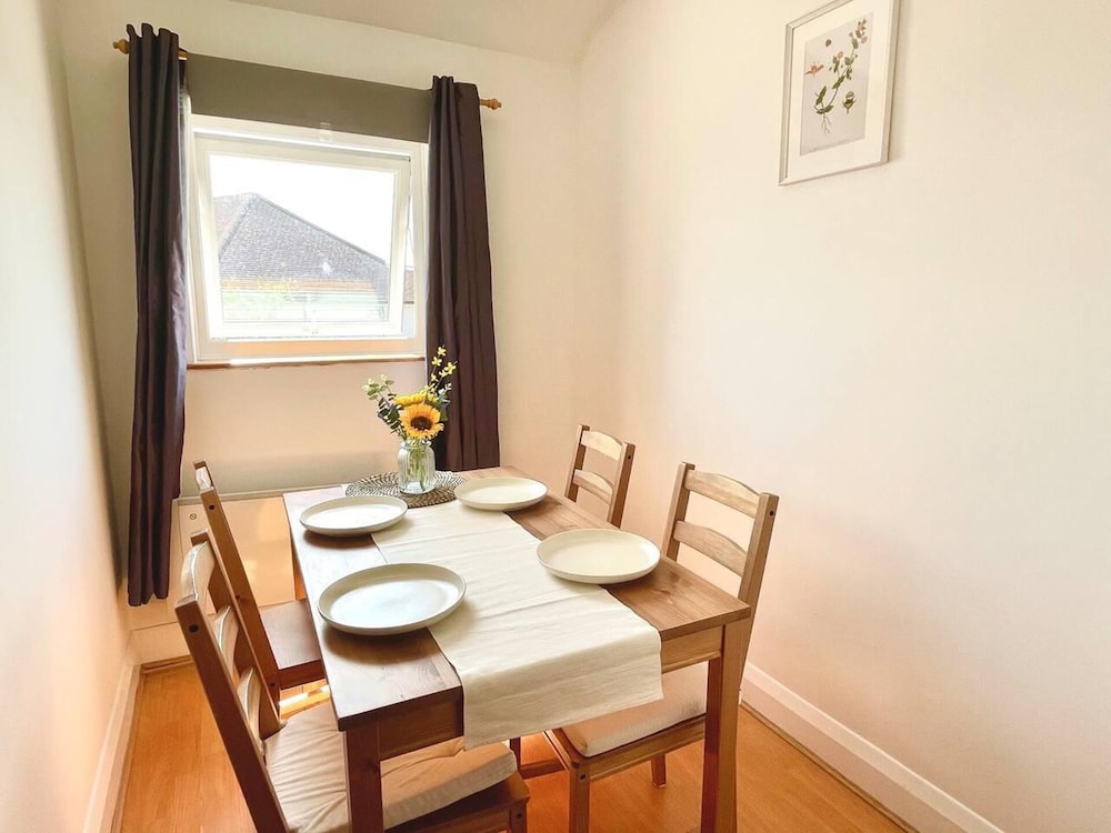 Lovely 2-bed Tree-hole in Northolt Southharrow view 3
