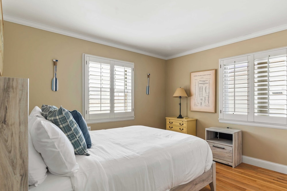 Point Loma Home w/ Putting Green, Firepit + Game Room & Beach Access Zola Street by Avantstay