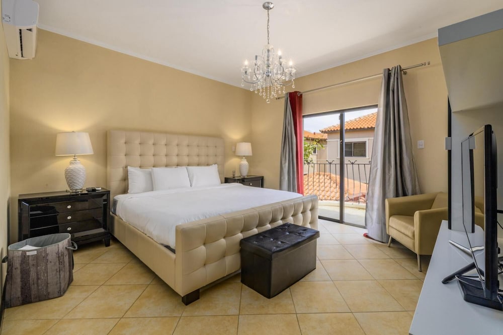 Amazing 4br3 5BA Villa w Private Pool Goldcoast