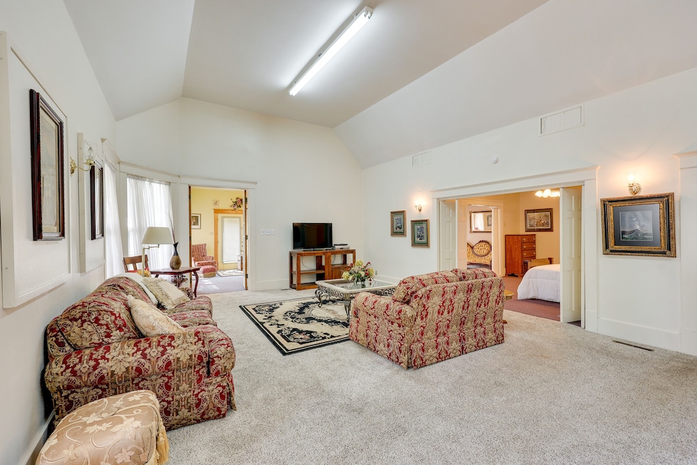 Paris Vacations - Paris Vacation Rental  15 Mi to Mount Magazine! - Property Image 25