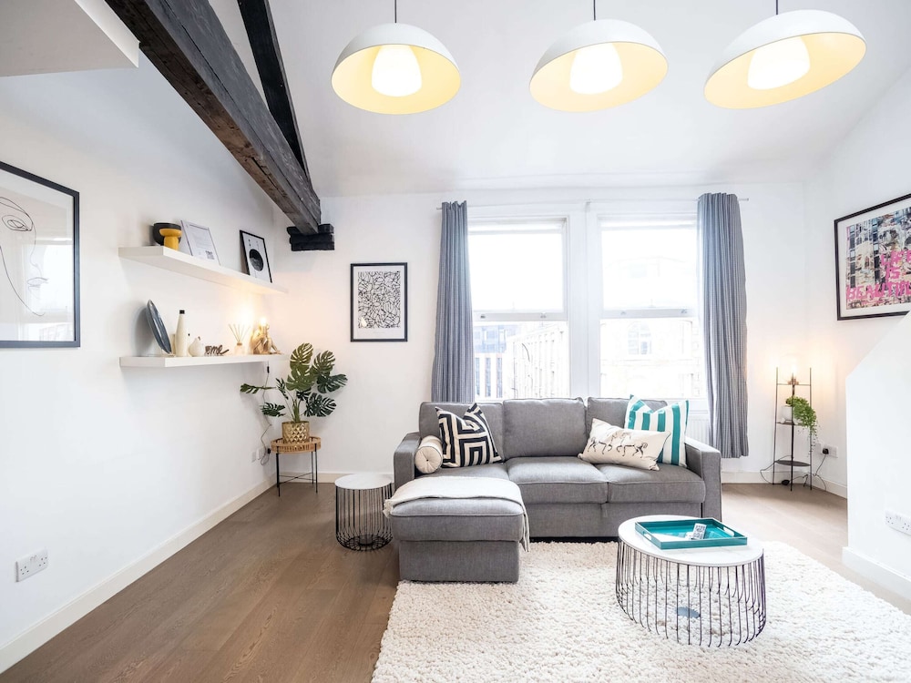 City View Three-bed Premier Apartment London
