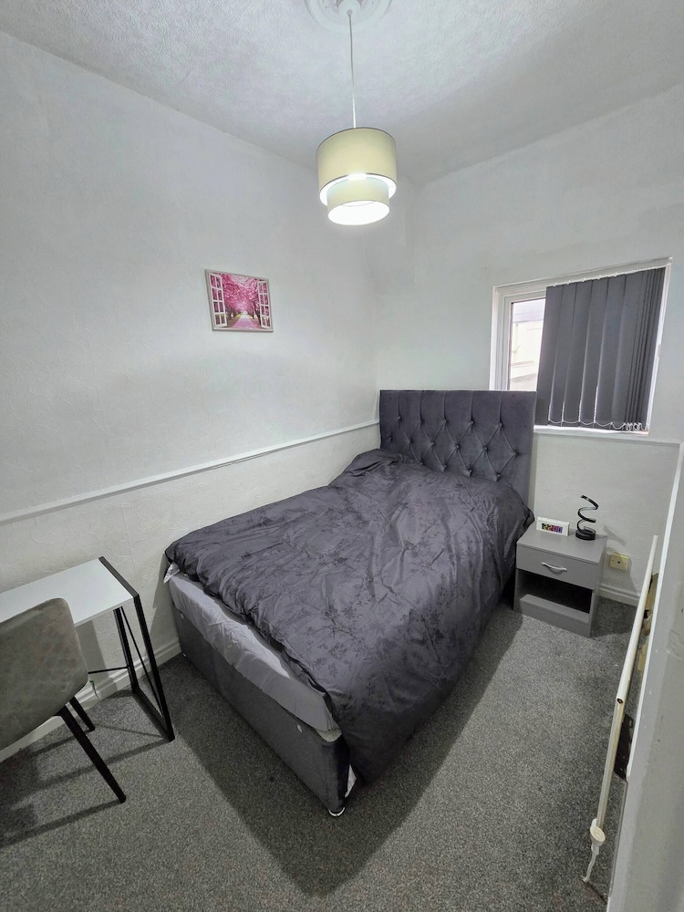 3 Bed Home Free Wifi & Netflix Central Location