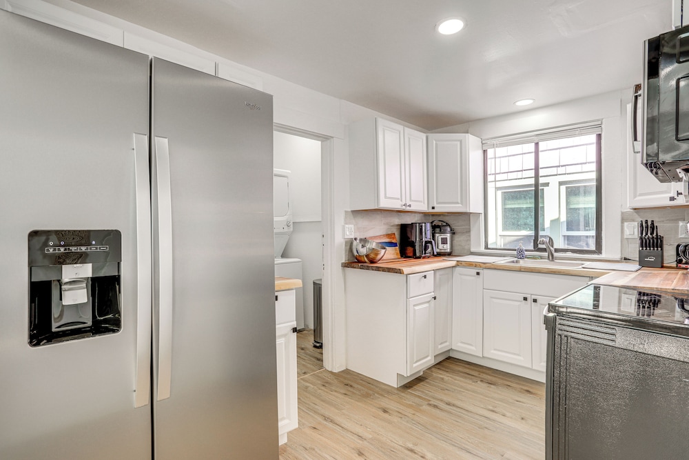 1 Mi to Green Lake: Family-friendly Seattle Home
