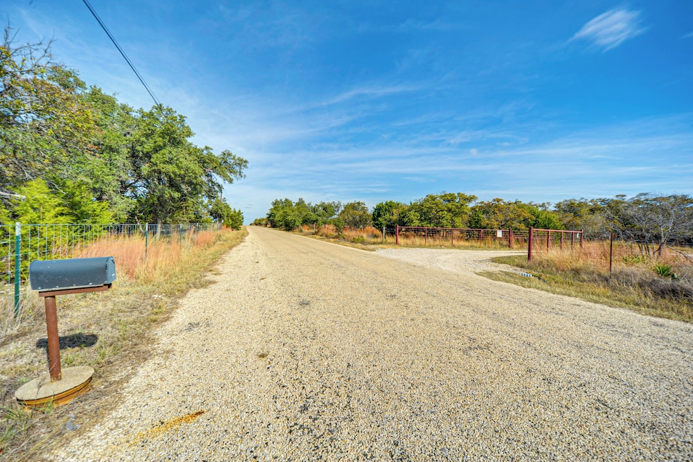 Pet-friendly Hill Country Retreat w/ Deck!