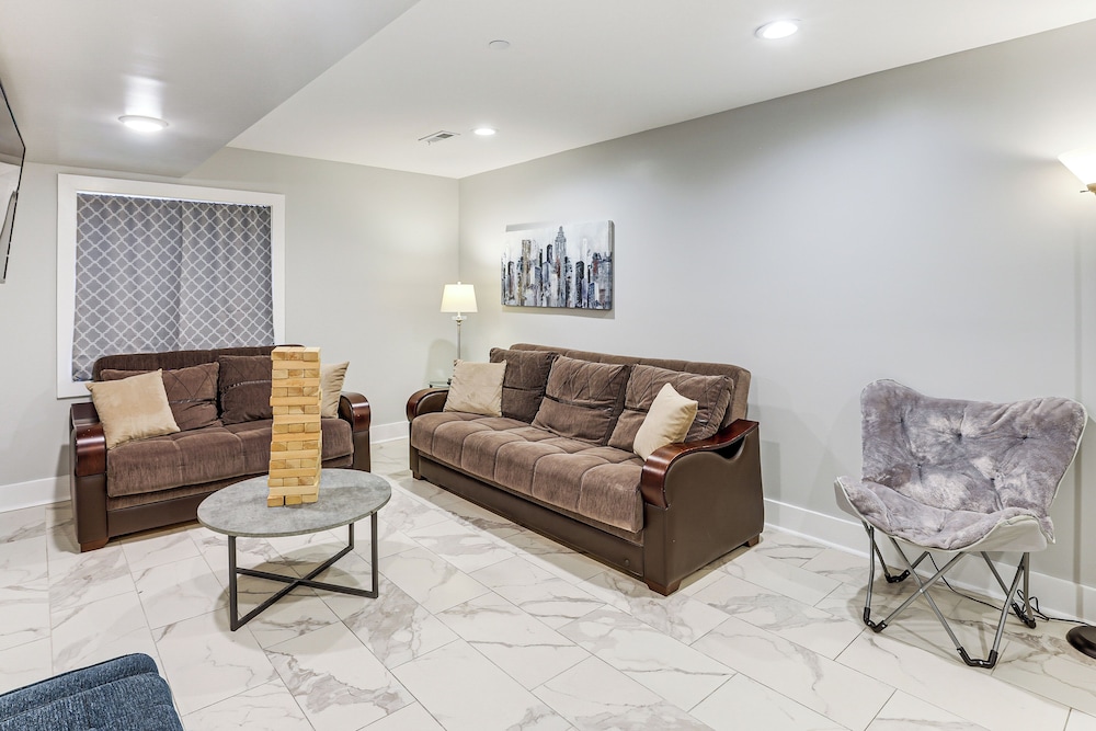 Modern Philly Oasis w/ Rooftop Deck & Game Lounge