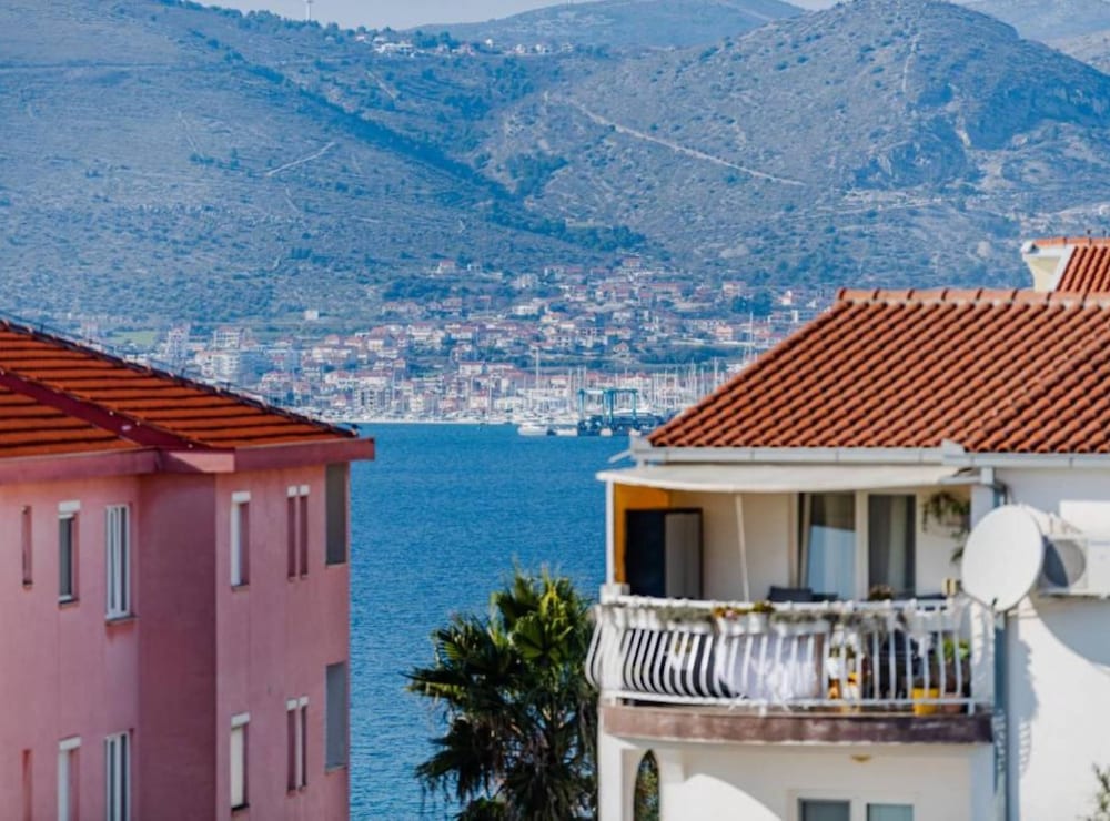 Charming and Cozy Okrug Gornji Apartment With Balcony