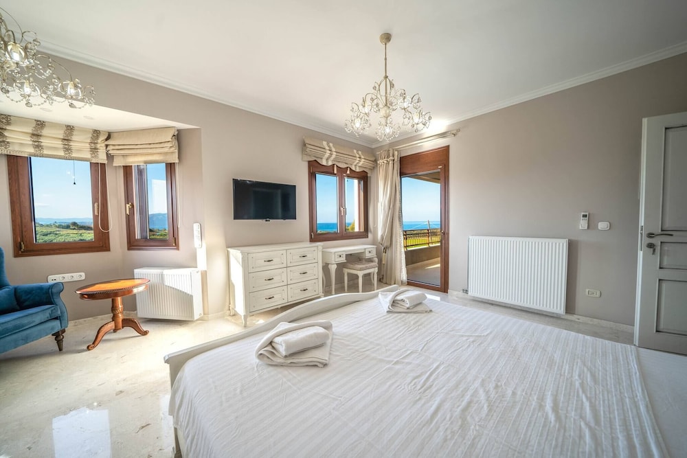 Karyo Villa,- 4bd, 3min On Foot From The Beach!