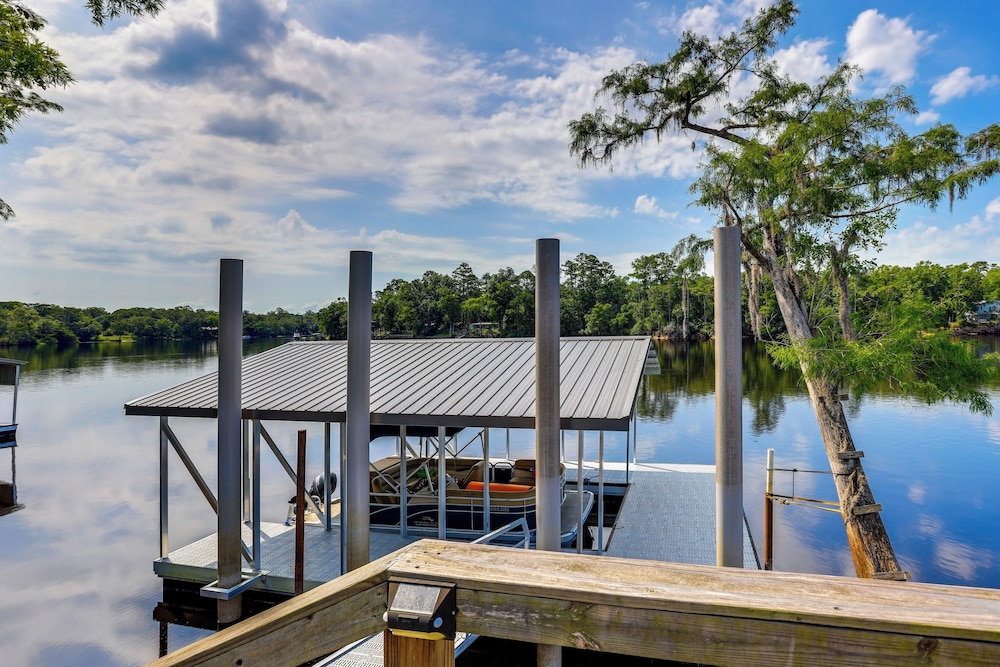 Suwannee River Retreat: Dock & Screened Porch!